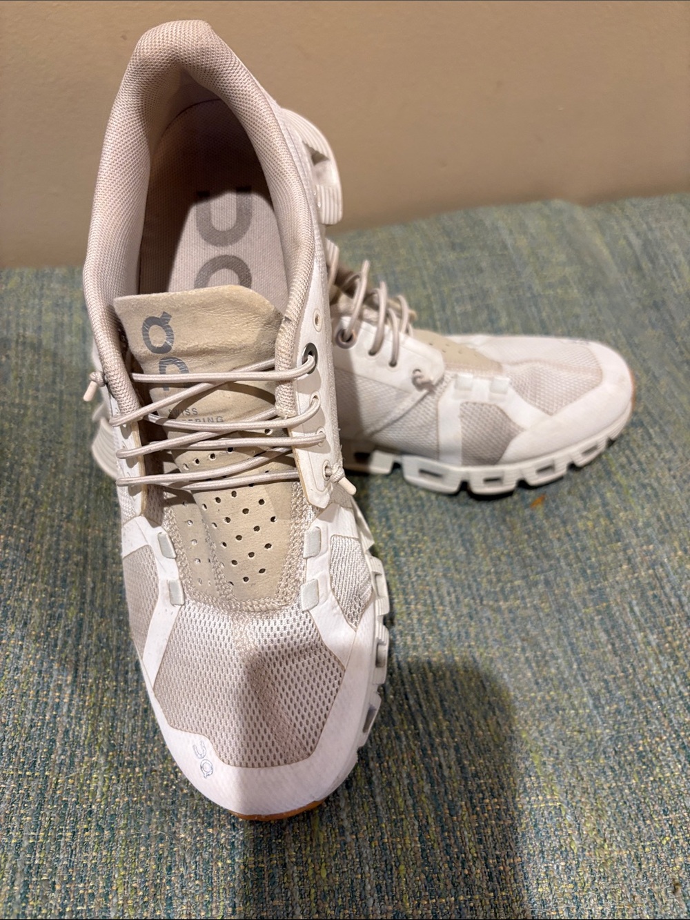 On Running women's Sneakers in Beige and White